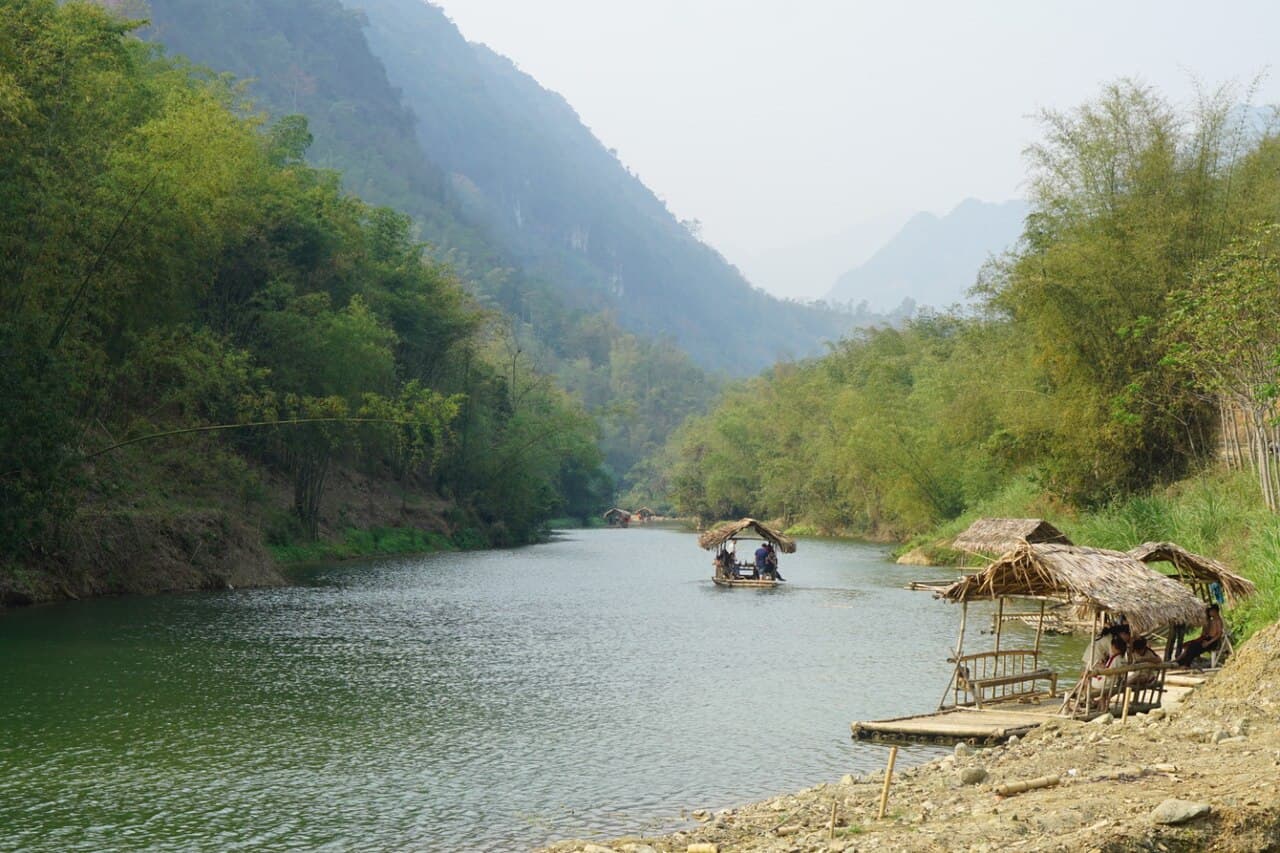 Dòng suối và những bè tre ở Pù Luông